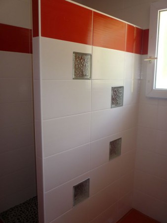 Insertion de carreaux de verres dans la paroie de douche